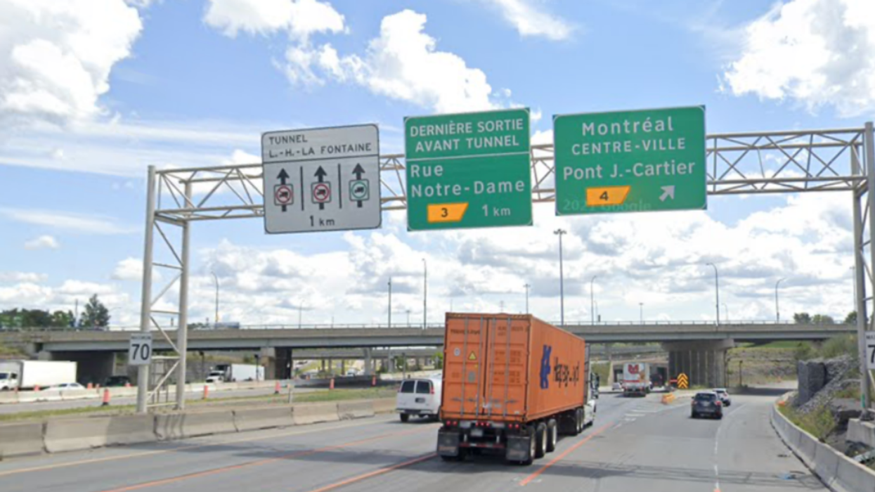 Des véhicules circulent sur l'autoroute 25 à Montréal.