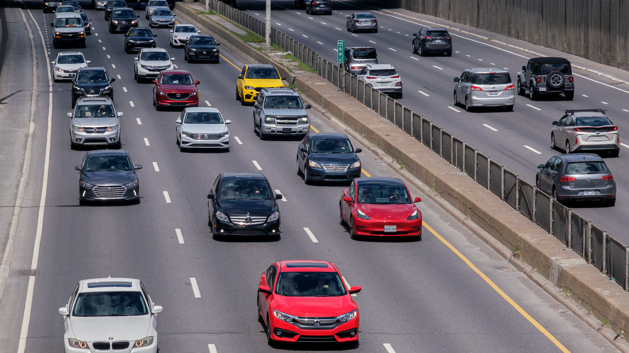 Des véhicules circulent sur l'autoroute Ville-Marie à Montréal.