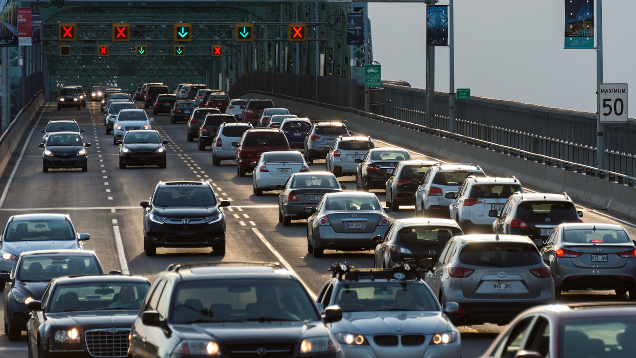 Des véhicules circulent sur le pont Jacques-Cartier.
