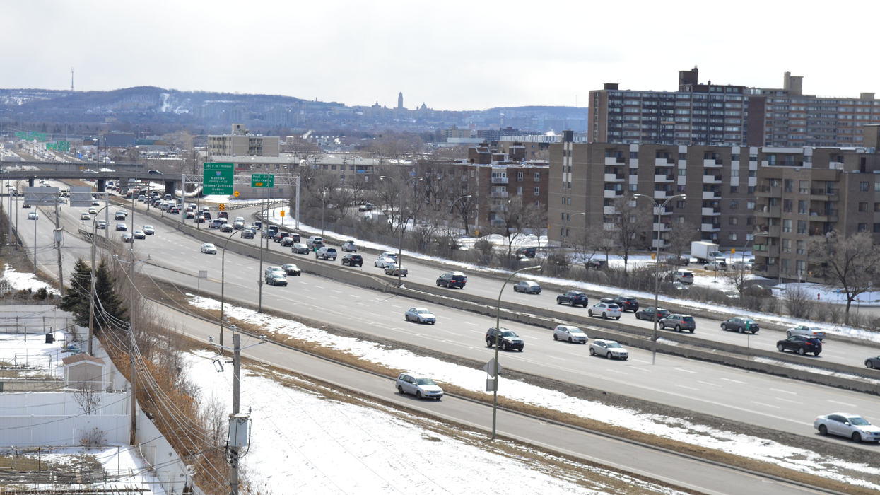 Des véhicules circulent sur une autoroute à Montréal.