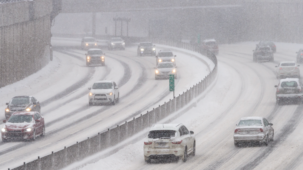 Des véhicules circulent sur une autoroute enneigée à Montréal.