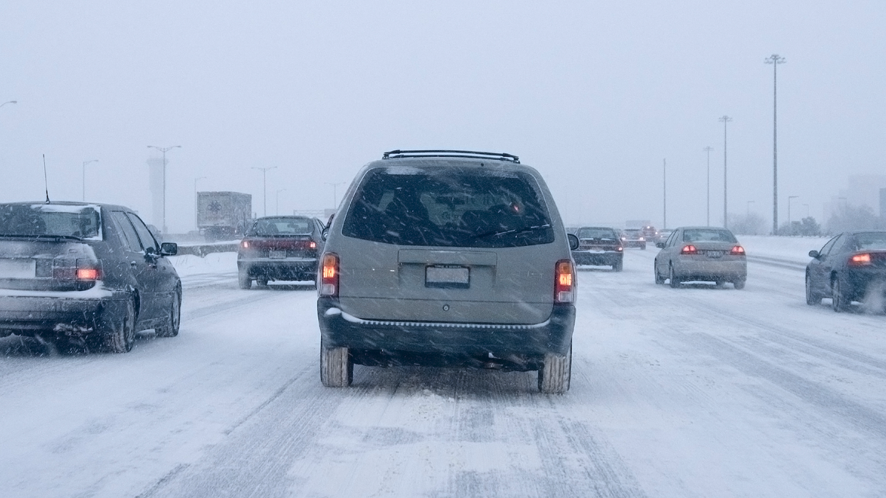 Des véhicules circulent sur une autoroute enneigée au Canada.