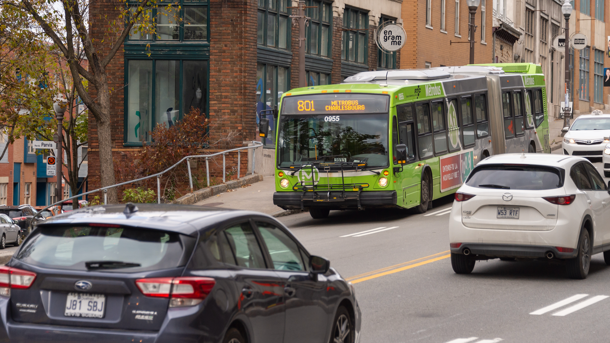 Des véhicules et un autobus dans une rue de la Ville de Québec.