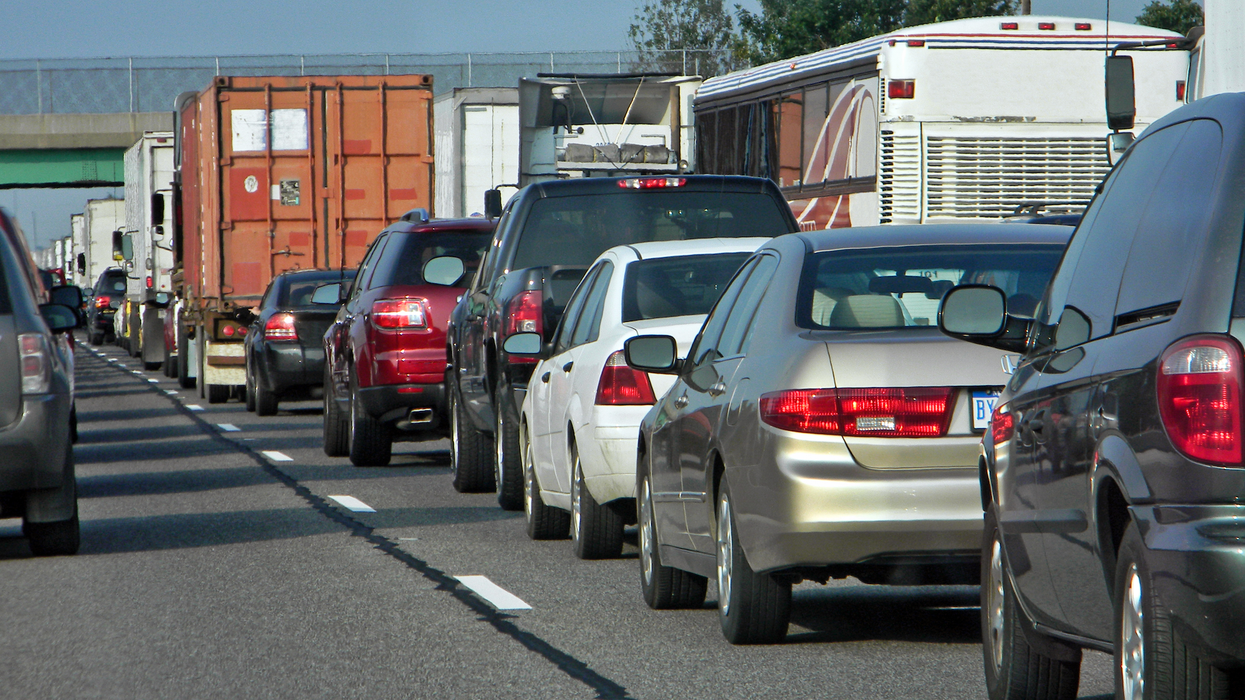 Des véhicules pris dans le trafic.