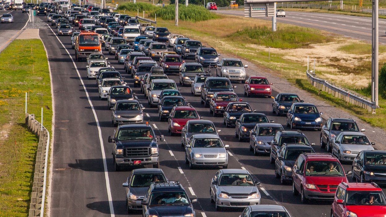 Des véhicules sont pris dans le trafic sur une autoroute au Québec.