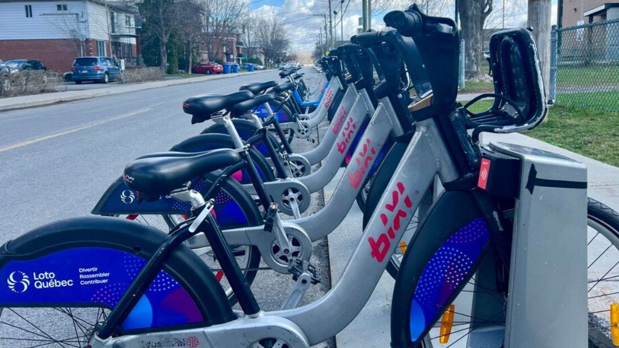 Des vélos BIXI sont alignés dans une station à Longueuil.