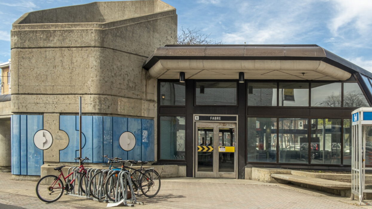 Des vélos devant une station de métro à Montréal.