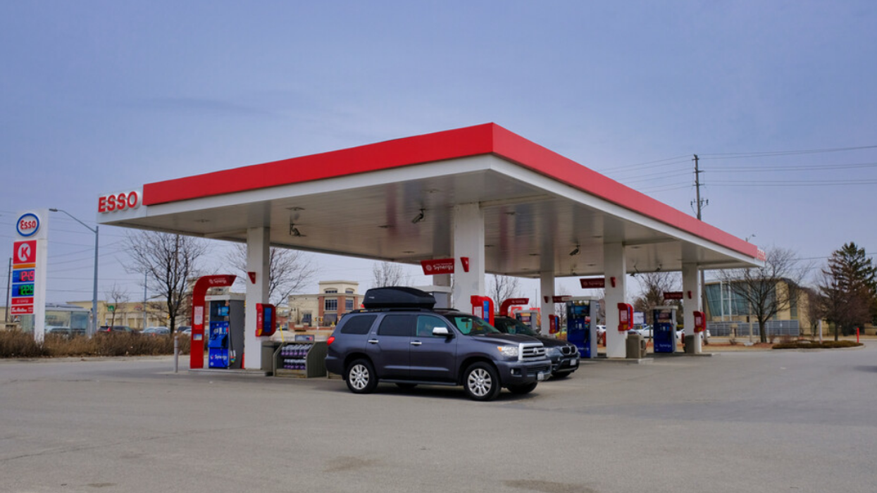 Des voitures à une station-essence Esso au Canada.