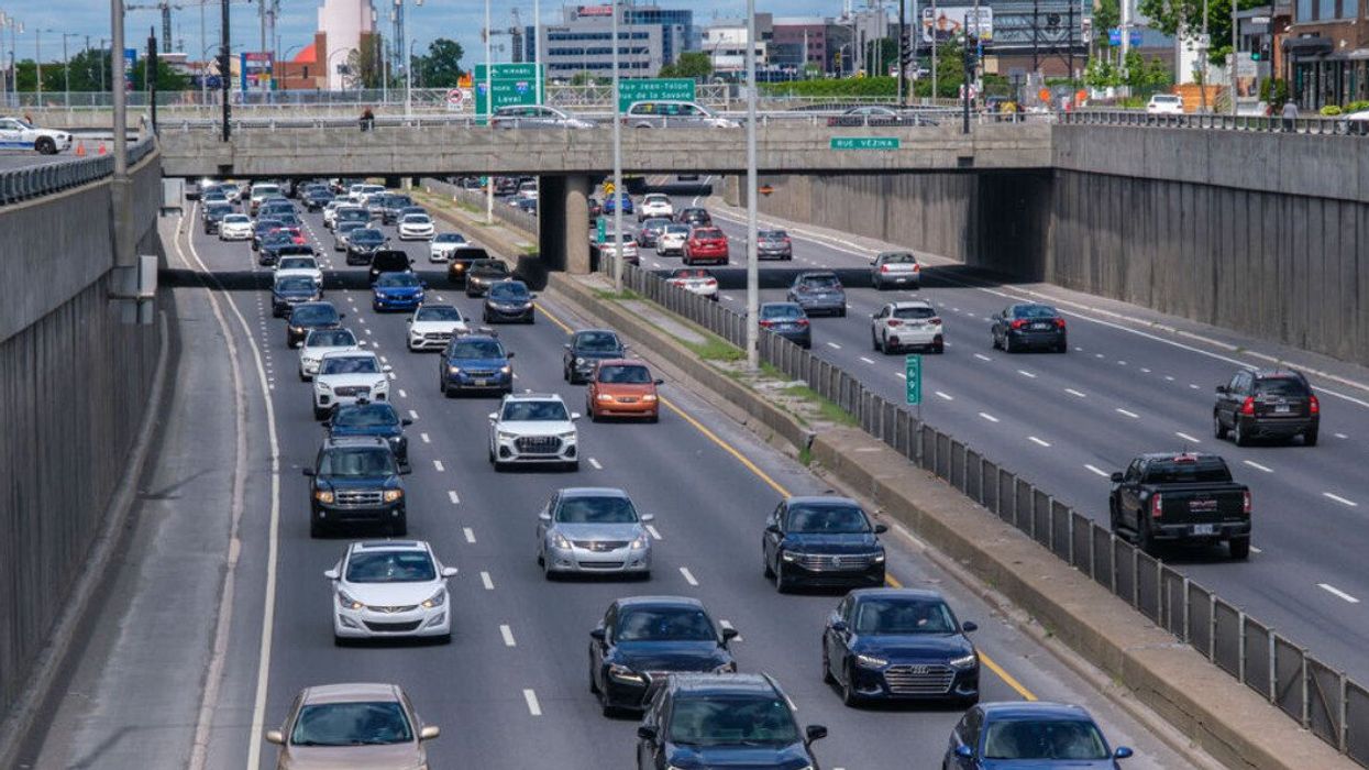Des voitures circulent dans le trafic sur une autoroute à Montréal.