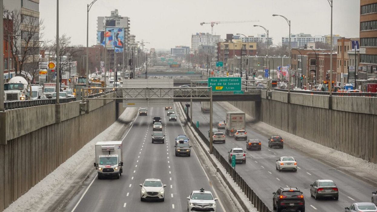 Des voitures circulent en direction nord et sud sur l'Autoroute 15 (Décarie).