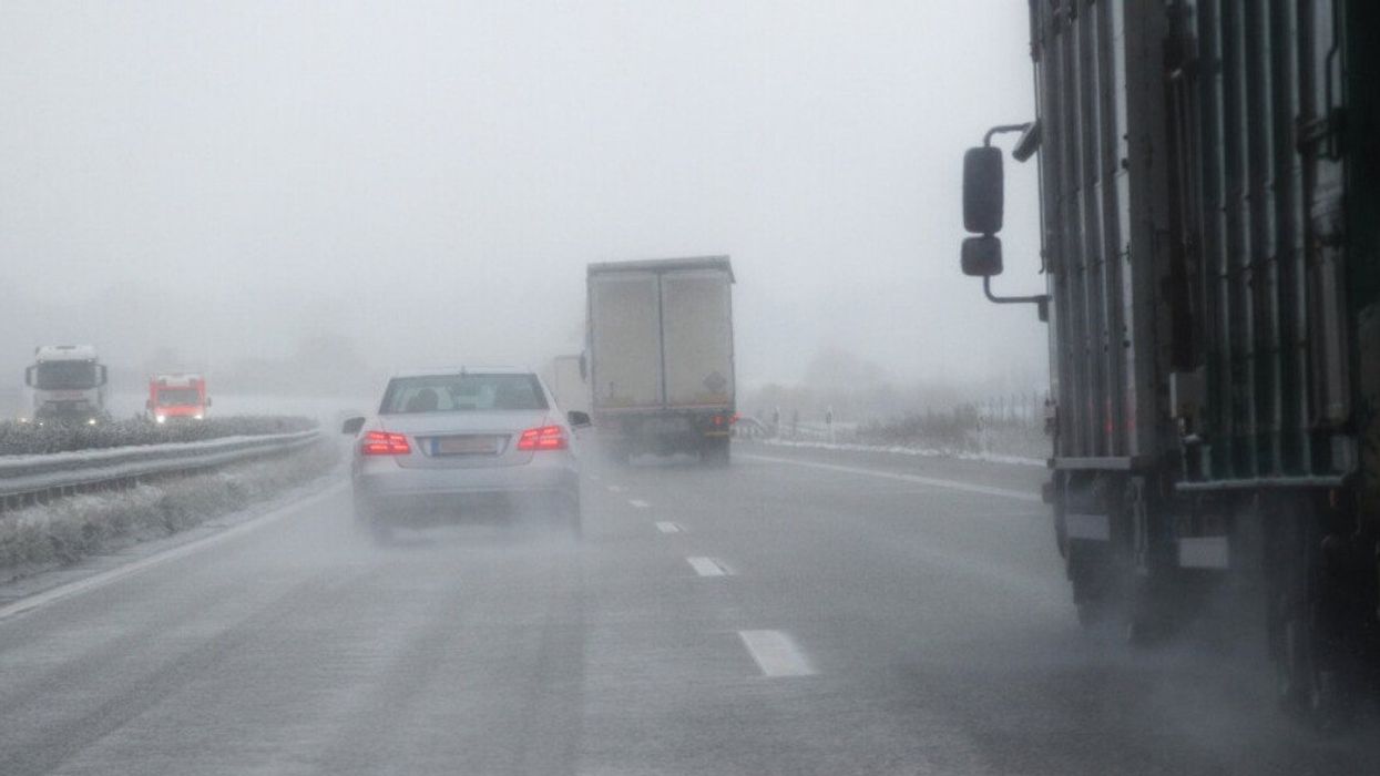 Des voitures conduisant dans des conditions hivernales.