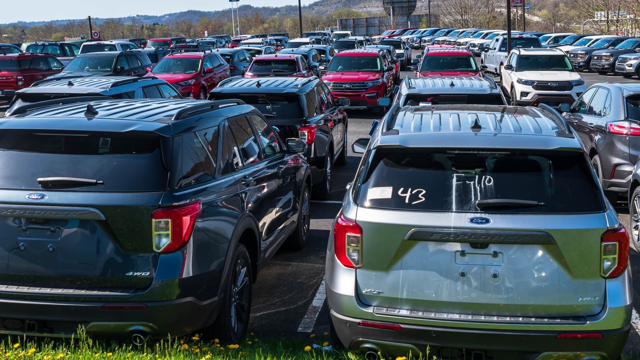 Des voitures d'un concessionnaire Ford.