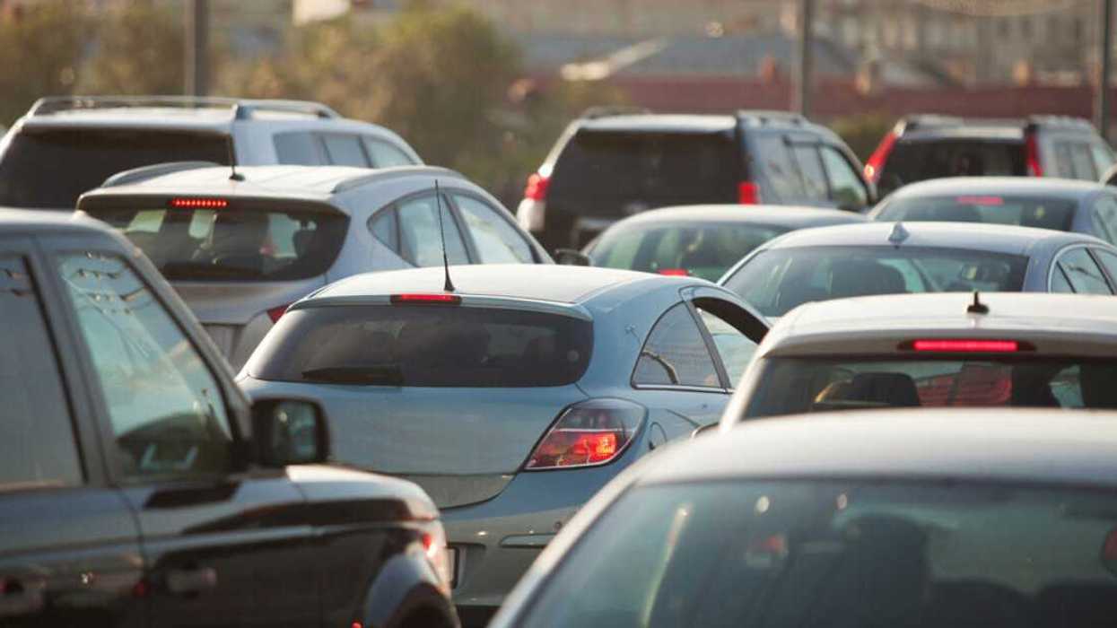 Des voitures dans le traffic sur l'autoroute.
