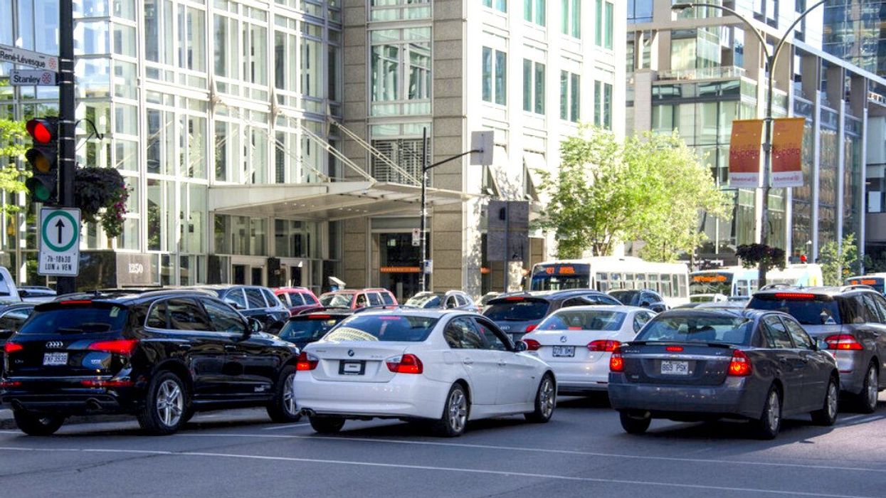 Des voitures dans le trafic à Montréal.