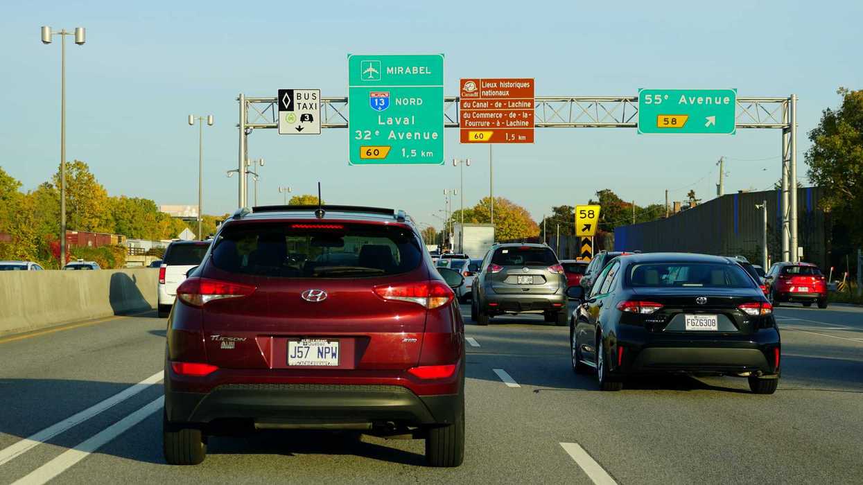 Des voitures dans le trafic à Montréal.