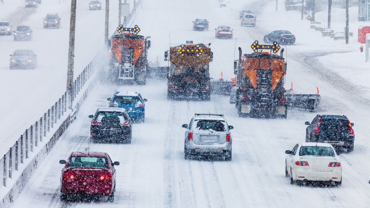Des voitures dans le trafic, jour de neige.