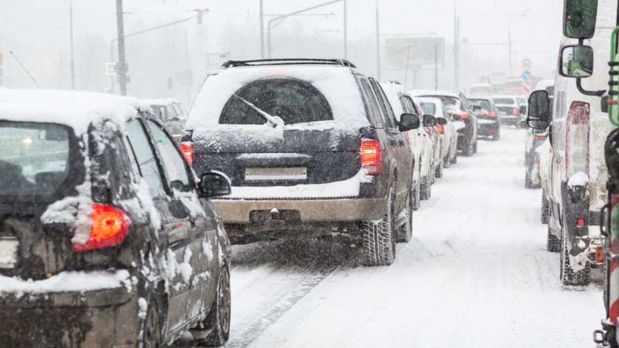 Des voitures dans le trafic pendant une tempête de neige.