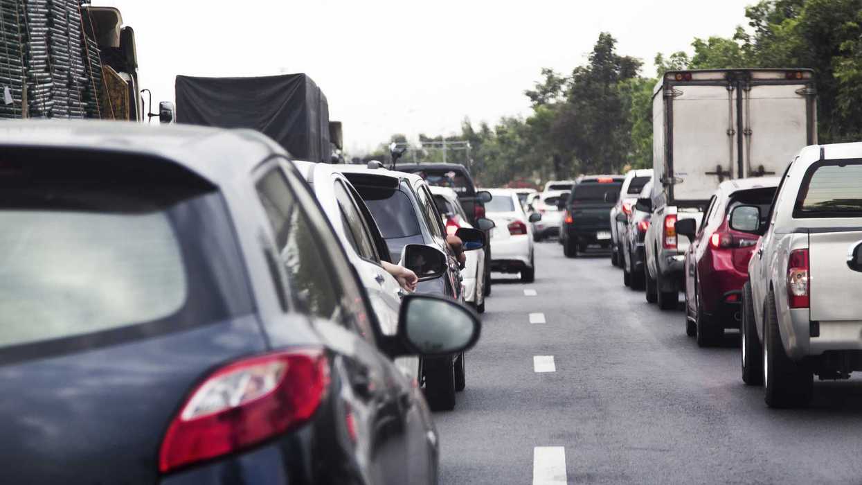 Des voitures dans le trafic sur l'autoroute.