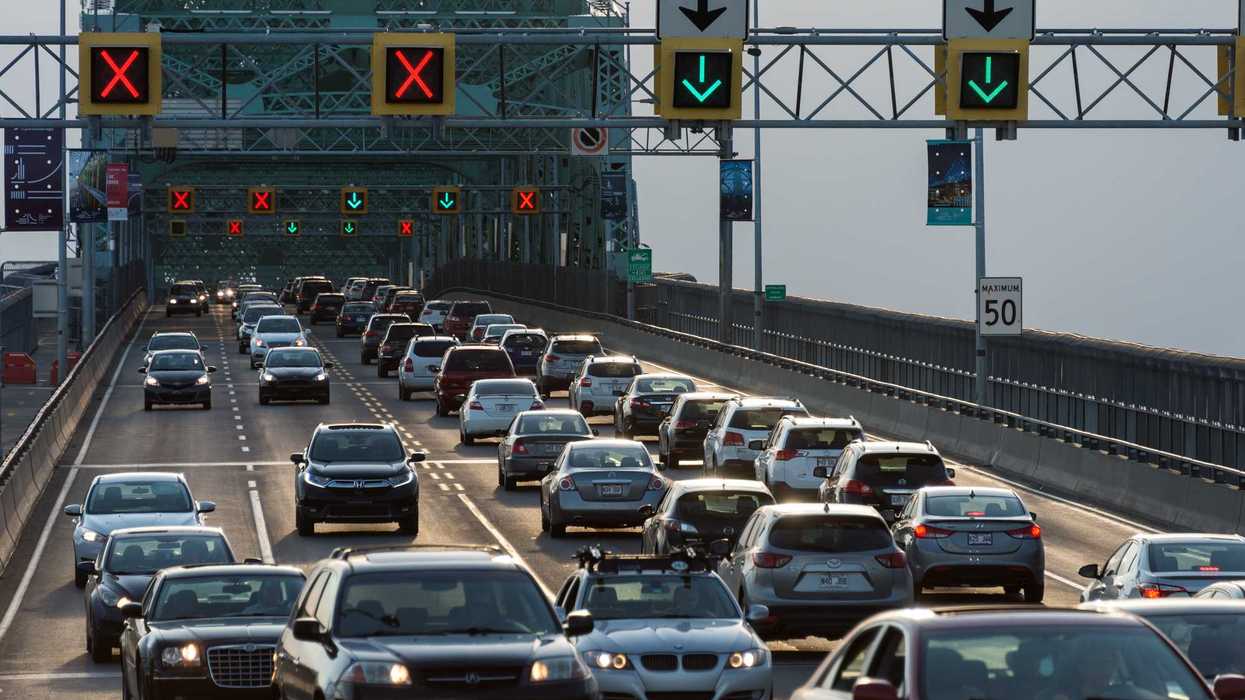 Des voitures dans le trafic sur le pont Jacques-Cartier.