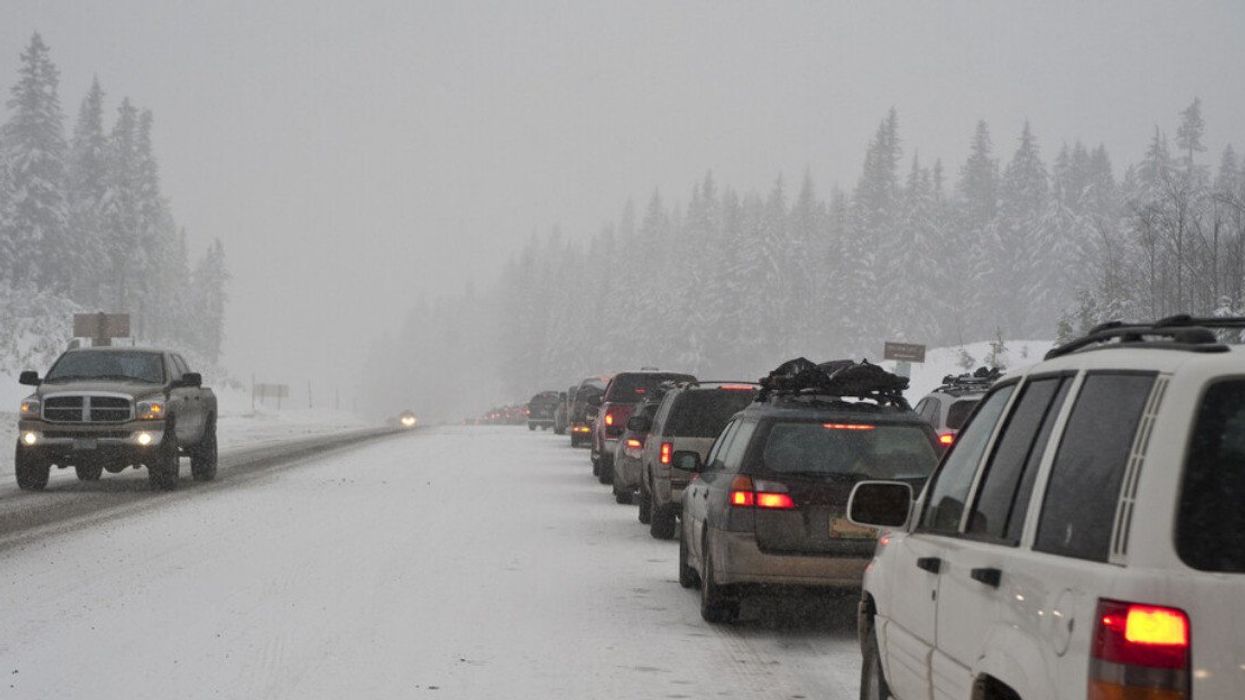 Des voitures dans un embouteillage sur la route en hiver.