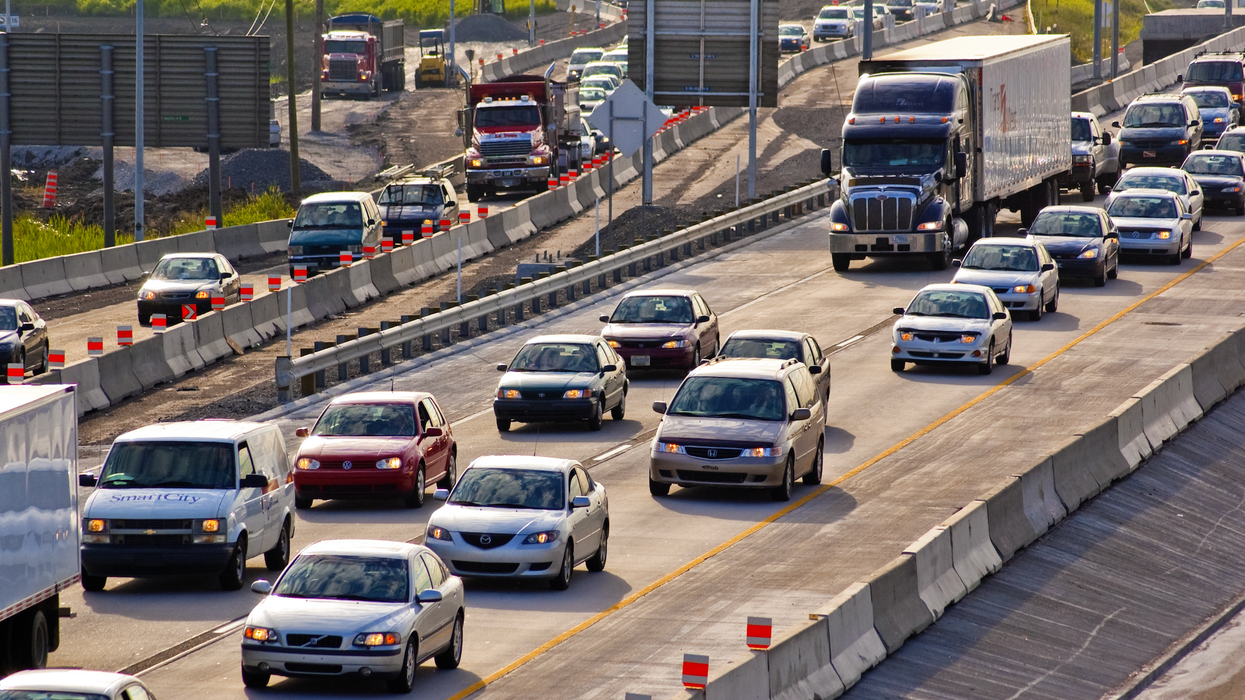 Des voitures dans un trafic sur une autoroute à Montréal.