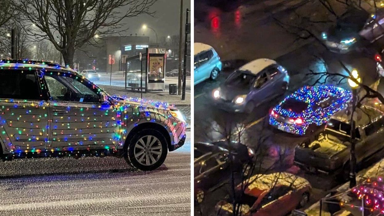 Des voitures décorées avec des lumières de Noël.