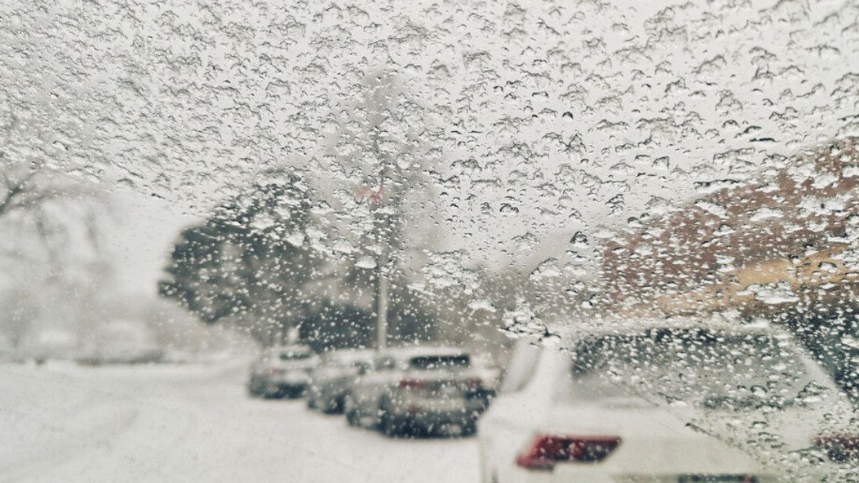 Des voitures durant une tempête de neige et de pluie verglaçante.