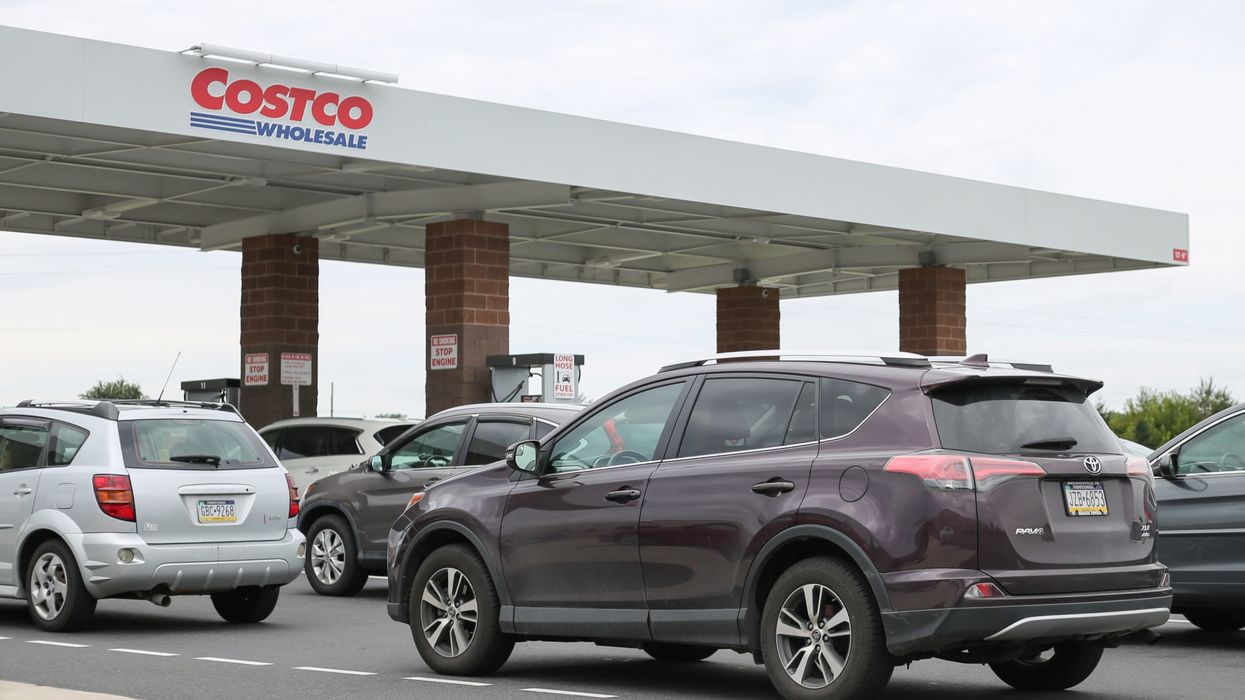 Des voitures en attente pour faire le plein chez Costco.
