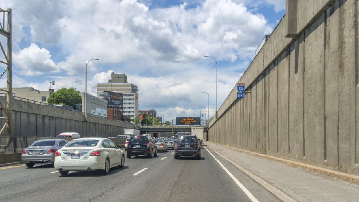 Des voitures sont prises dans le trafic sur une autoroute à Montréal.