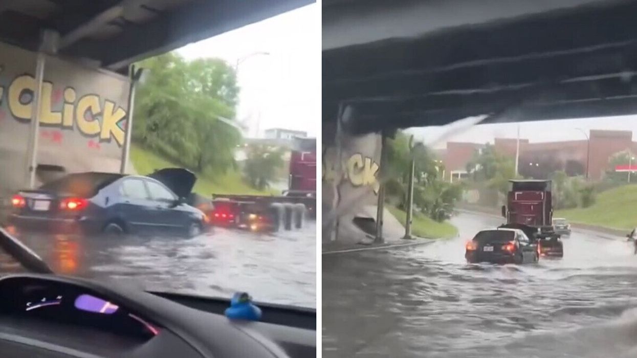 Des voitures sont prises dans une route inondée. Droite : une voiture et un camion ont passé à travers un tronçon de route inondée.