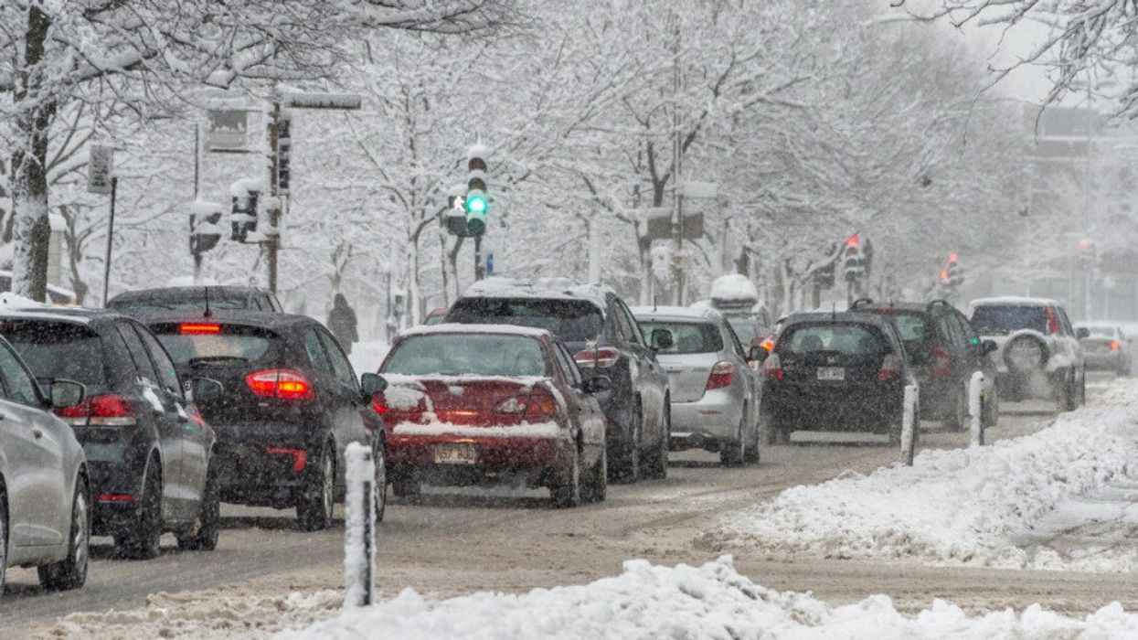 Des voitures sous la neige à Montréal.