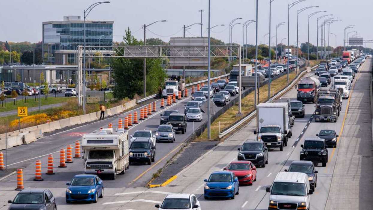Des voitures sur l'autoroute 10 à Brossard au Québec.