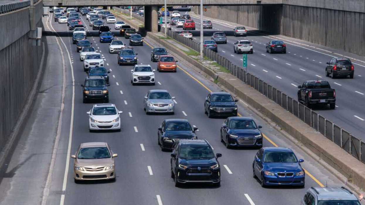 Des voitures sur l'autoroute Décarie à Montréal au Québec.