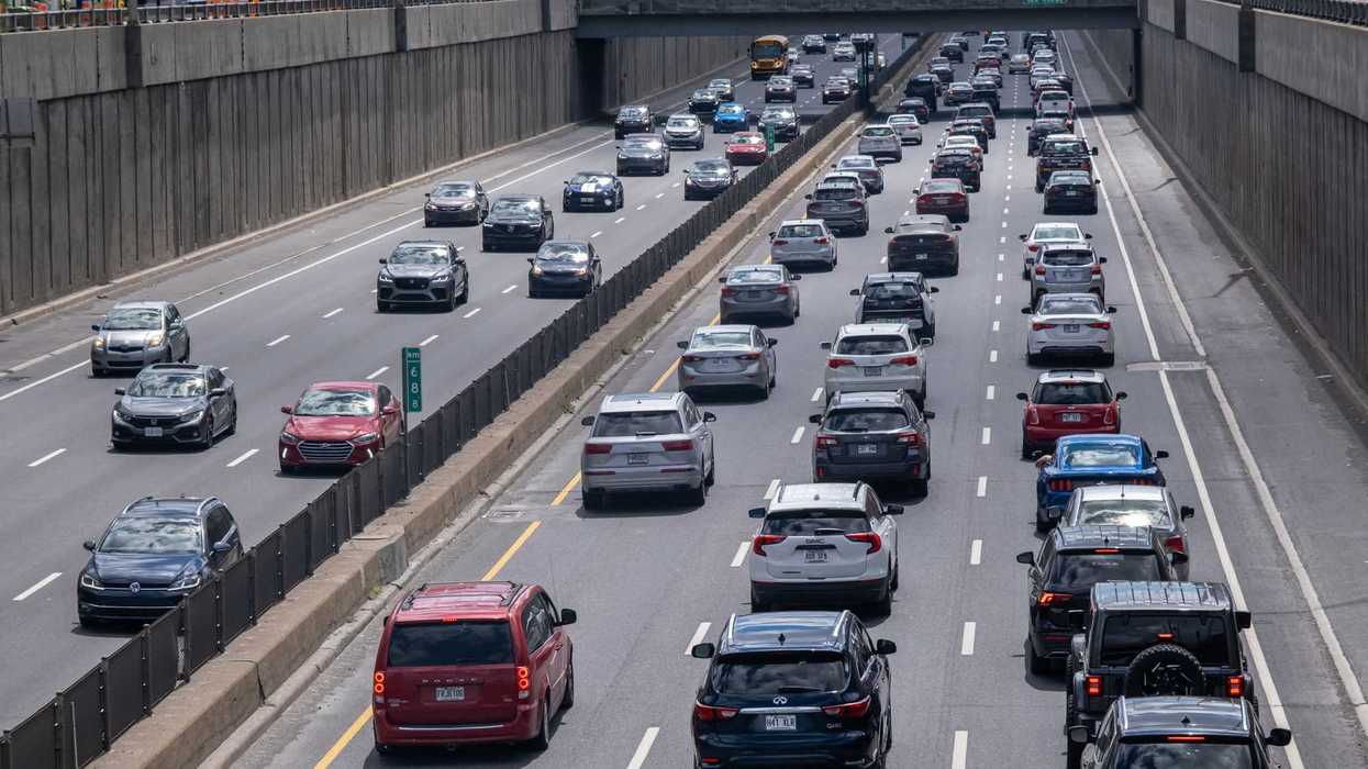 Des voitures sur l'autoroute Décarie à Montréal, au Québec.