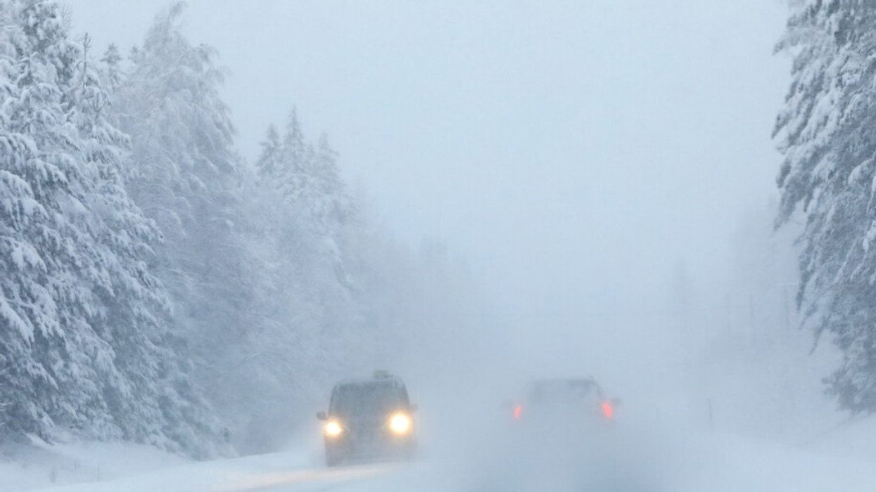 Des voitures sur la route avec de la poudrerie.