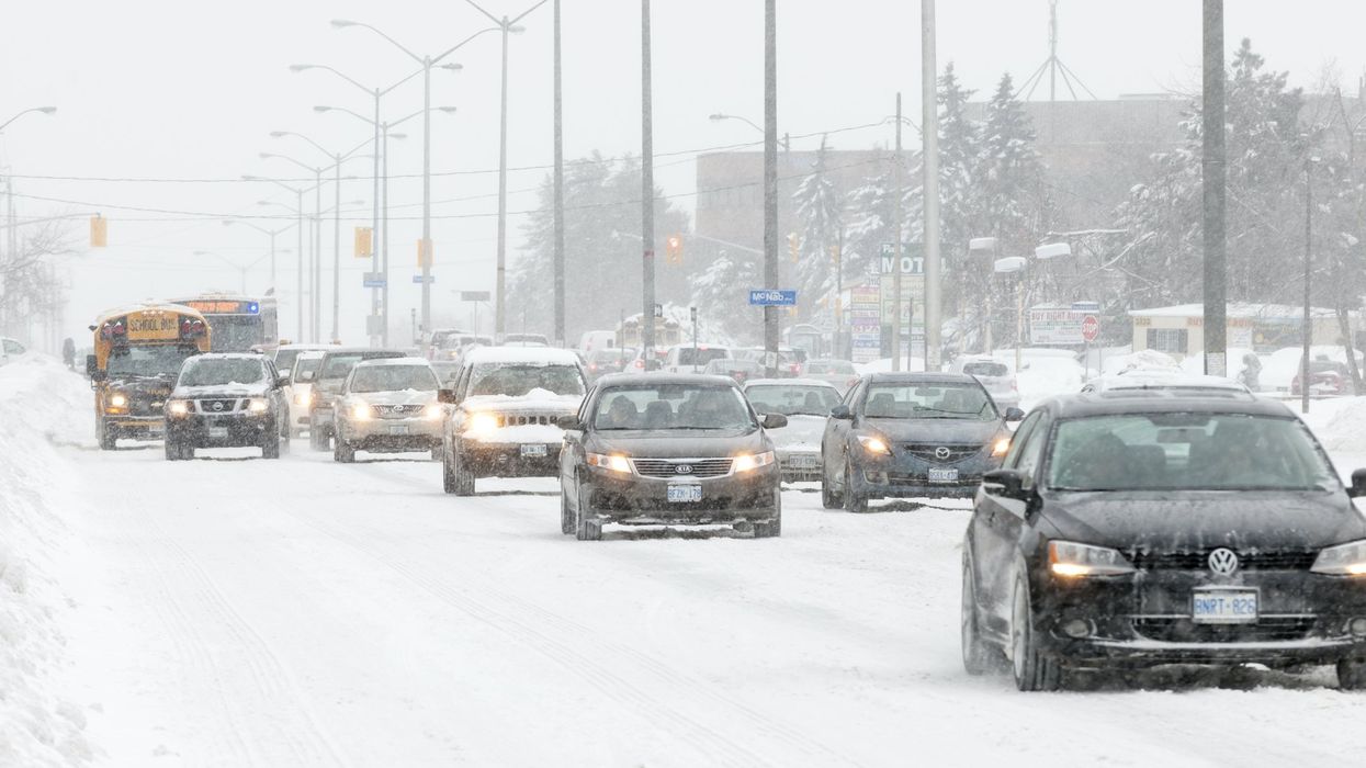 Des voitures sur la route en hiver.