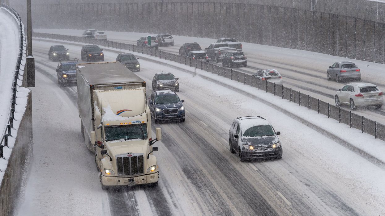 Des voitures sur la route en hiver.