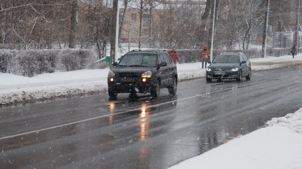 Des voitures sur la route lors de mauvaises conditions.
