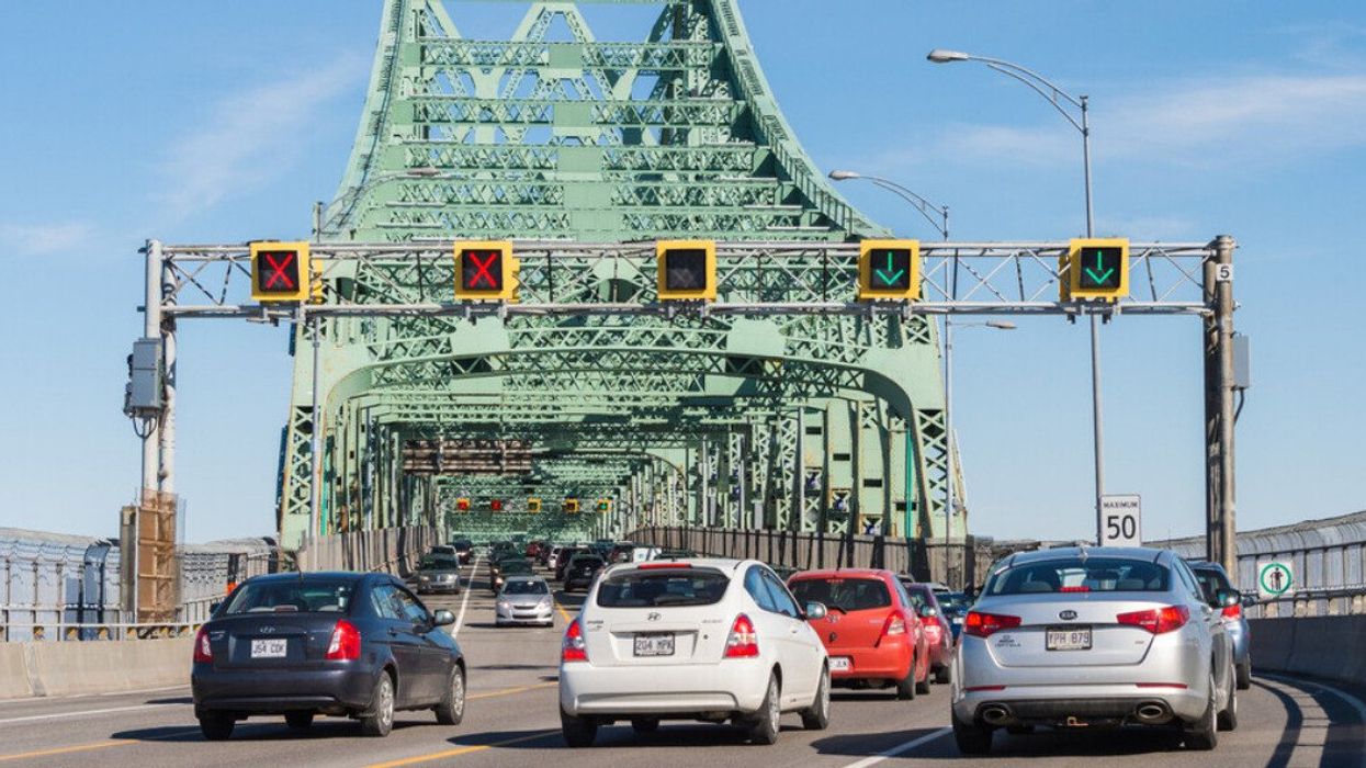 Des voitures sur le pont Jacques-Cartier à Montréal.