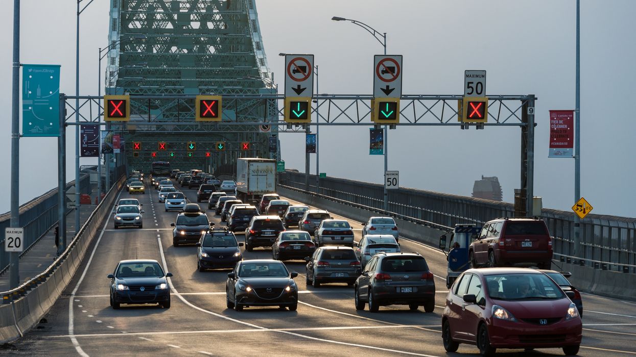 Des voitures sur le pont Jacques-Cartier.