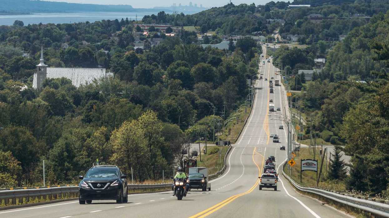 Des voitures sur une route du Québec, à Baie-Saint-Paul.