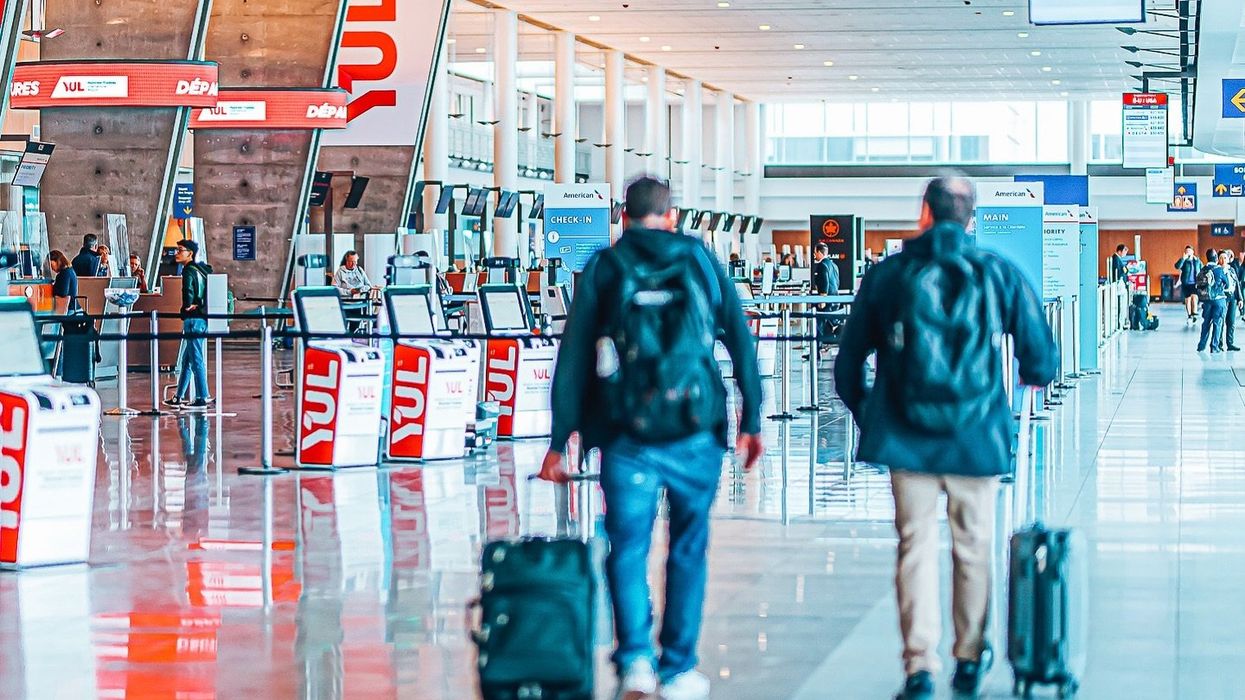 Des voyageurs à l'aéroport de Montréal