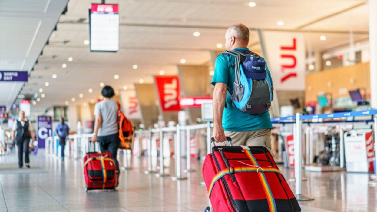 Des voyageurs à l'aéroport de Montréal.
