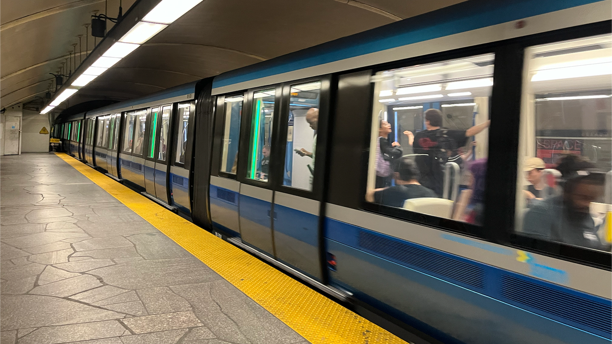 Des wagons bleus circulent sur une ligne de métro à Montréal.