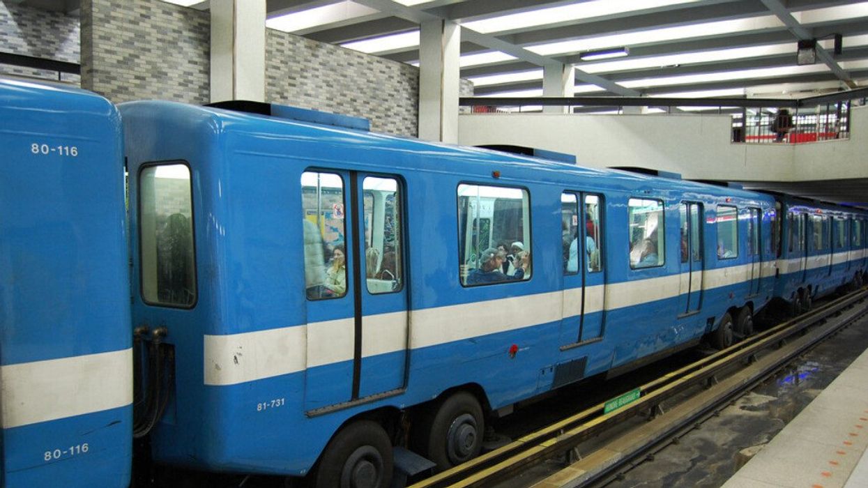 Des wagons du métro de Montréal circulent sur les voies d'une station.