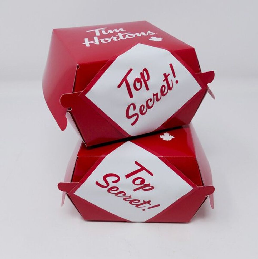 Deux beignes dans des bo\u00eetes Top Secret.