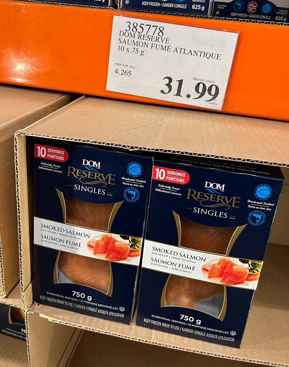 Deux boites de saumon fum\u00e9 DOM Reserve dans un r\u00e9frig\u00e9rateur du Costco.