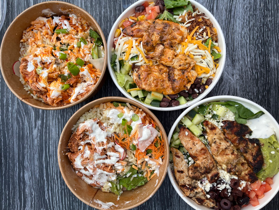 Deux bols de gauche en carton brun avec poulet effiloch\u00e9 : St-Hubert. Deux bols de droite en carton blanc avec lani\u00e8res de poulet : Poulet Rouge.