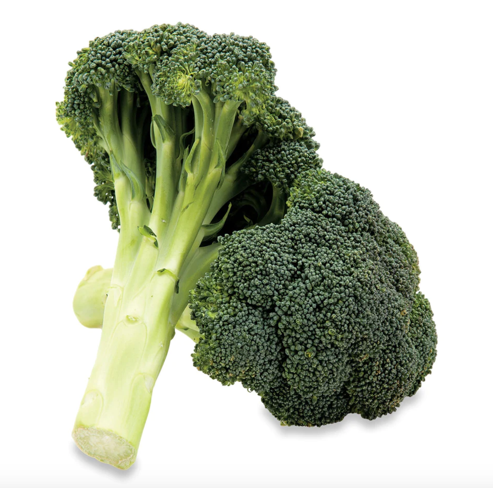 Deux branches de brocoli chevauch\u00e9es.