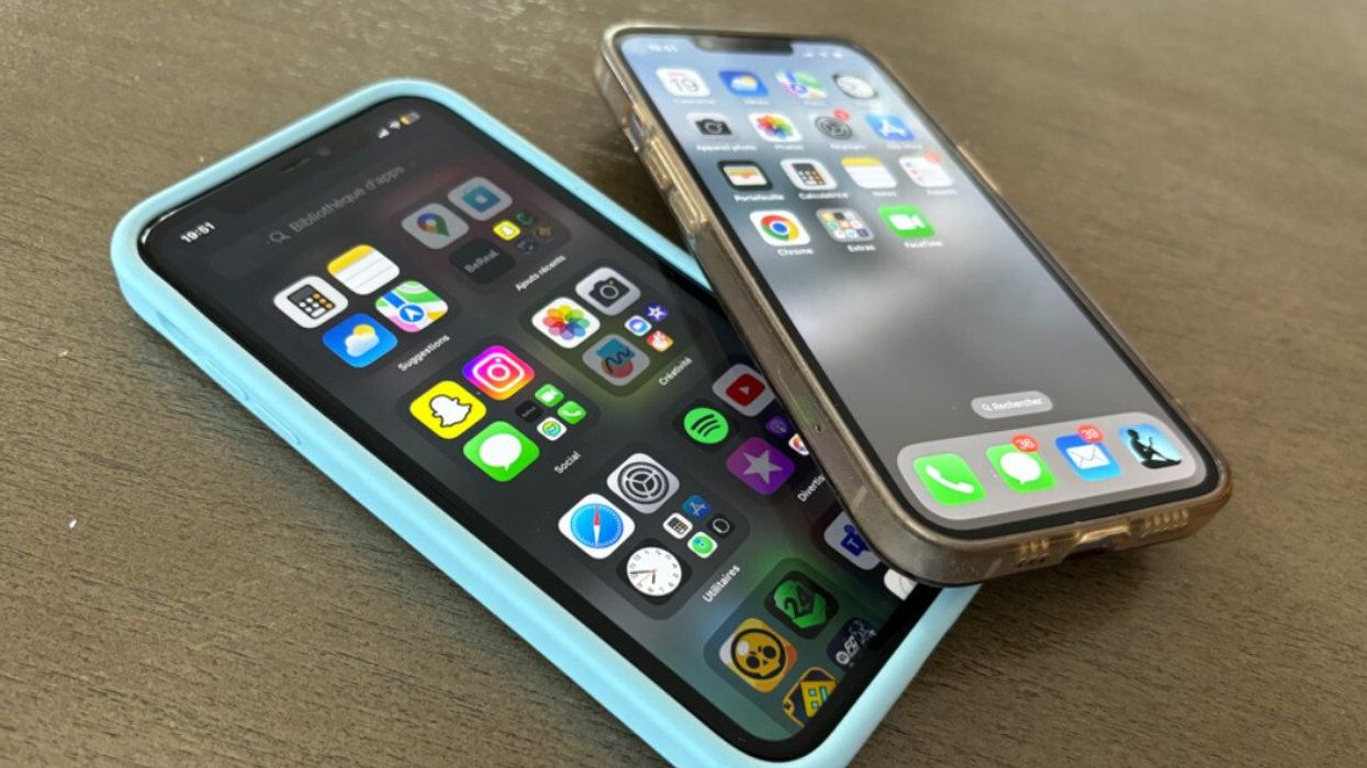 Deux cellulaires sont placés sur une table.